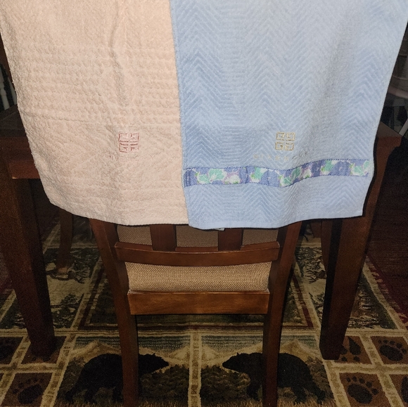 Givenchy hand towards - Picture 3 of 4